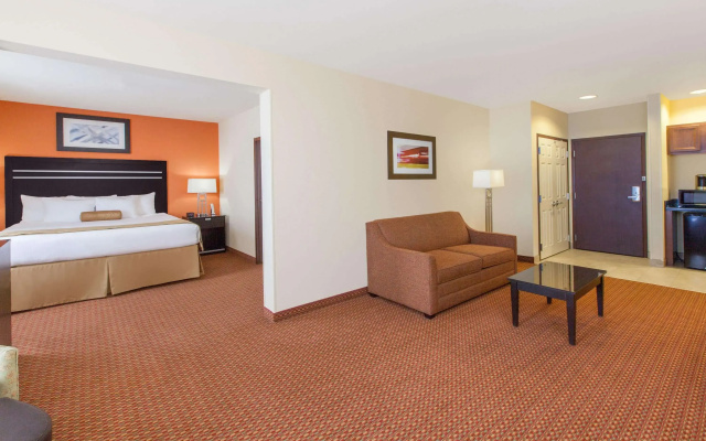 Отель La Quinta Inn & Suites by Wyndham Tulsa Midtown