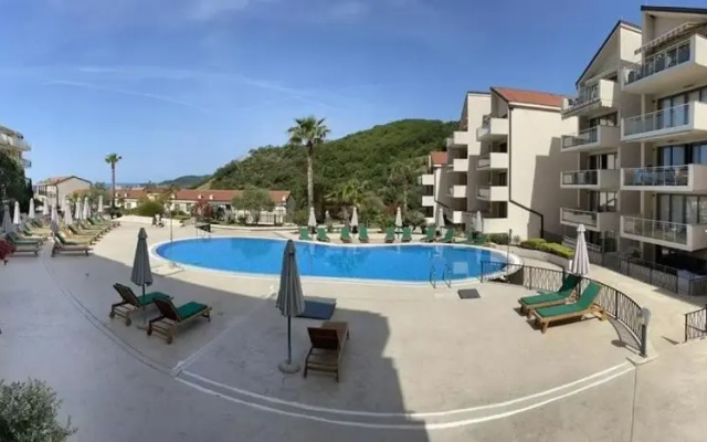 Sunset Poolside Retreat BlueH