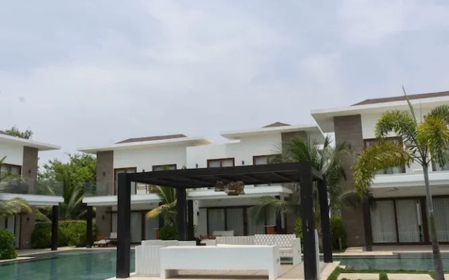 Pool Entry 7 Guests 2 Bedrooms