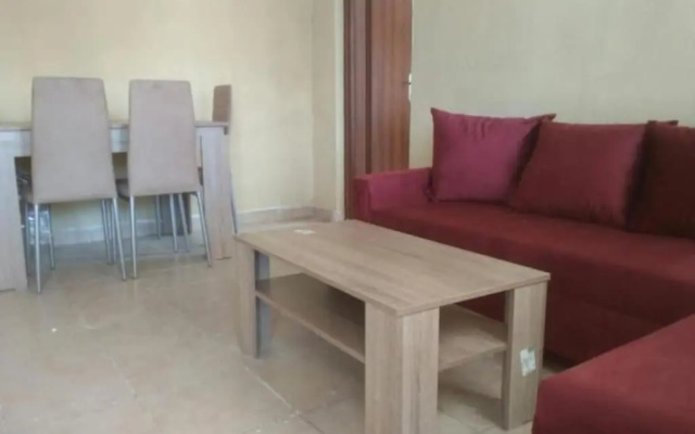 Detached quiet villa 500m from sea