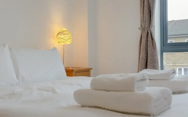 Modern 3 Bedroom Duplex Apartment in Stepney