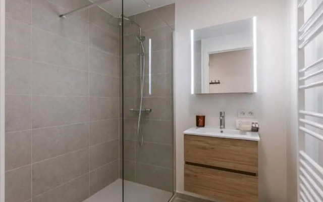 Nora - Elegant Seaview Escape With Balcony