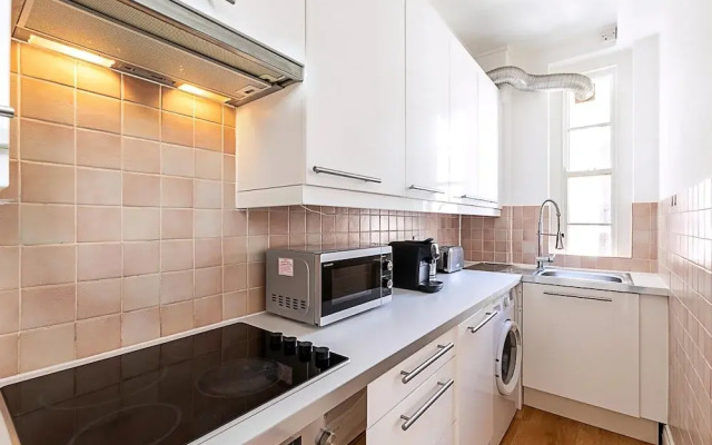 Modern 2 Bedroom Flat Near Queensway