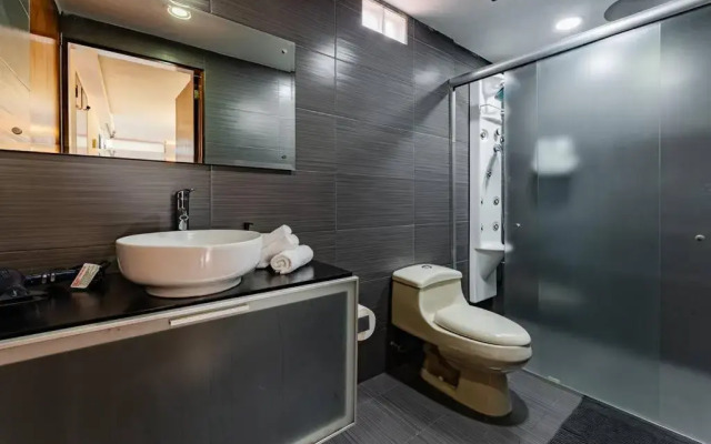 Stylish apartment with private roof top & jacuzzi