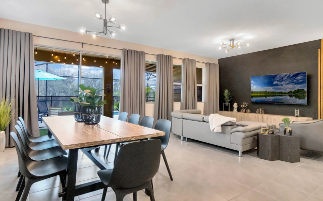 7 Bedrooms- 5,5 Bathrooms Solterra 7599 Ol
