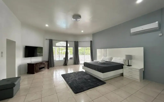 Luxury 5BD Villa - Massive Pool & Outdoor Vibe