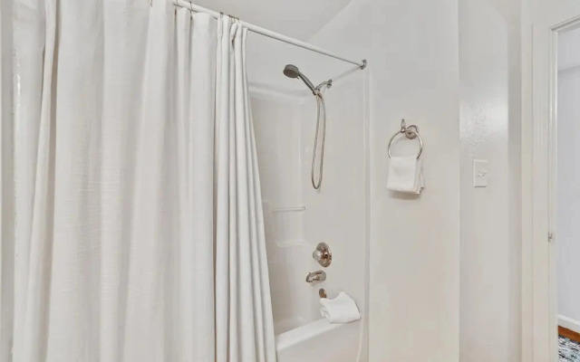 3br/2ba Full Condo w/ Pool & Gym, Sleeps 7