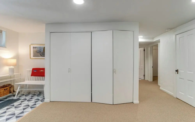 Walkable Apt w/ Off-street Parking in Cheesman!