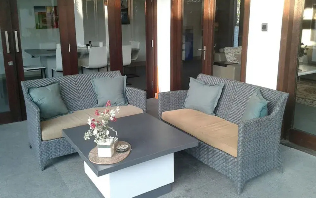 Rumah Putih Abu Abu