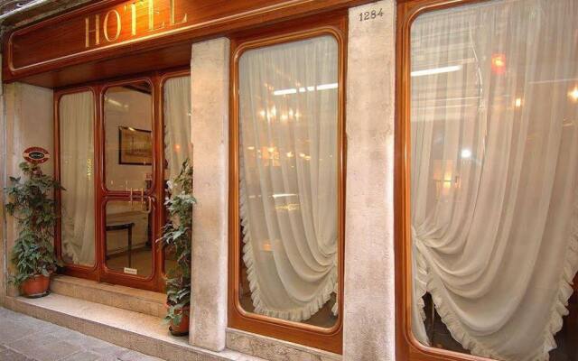 Отель Casanova Venezia Италия, Венеция - 1 отзыв об отеле, цены и фото номеров - забронировать отель Casanova Venezia онлайн вид на фасад