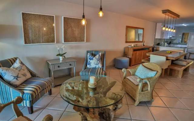 15 Skiathos-Spacious Family Beachfront apartment