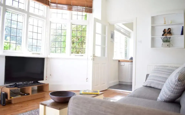 1 Bedroom Apartment near Park in South West London