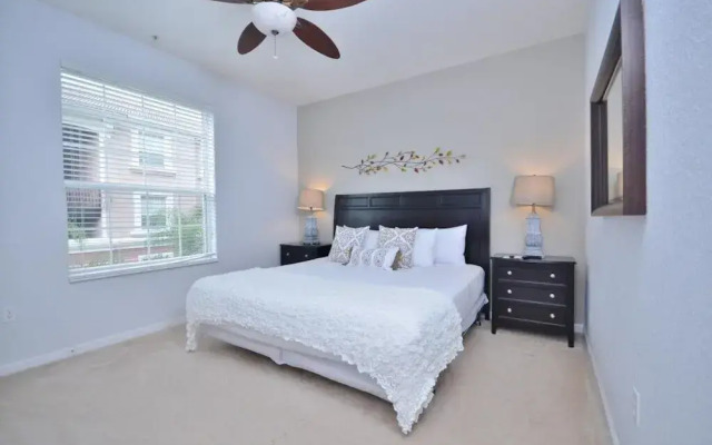 Beautiful Modern Condo, Near Parks-2012