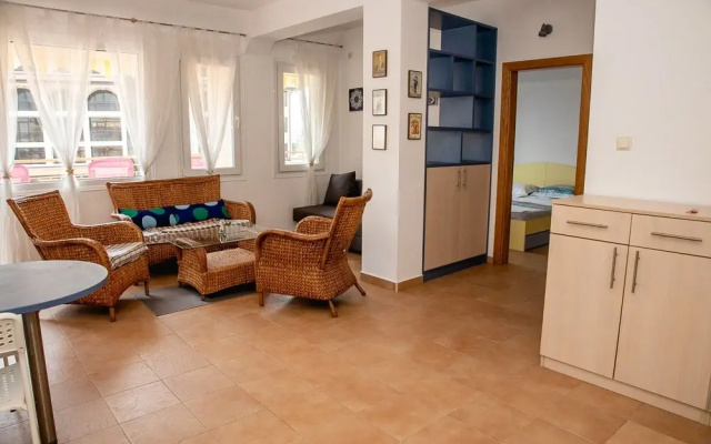 FM Premium 1-BDR Apartment with Parking - Azure Joy