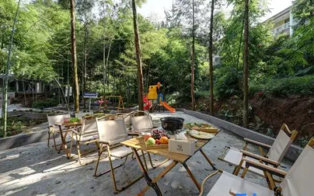 Linxijian Homestay (Bifengxia Scenic Area)