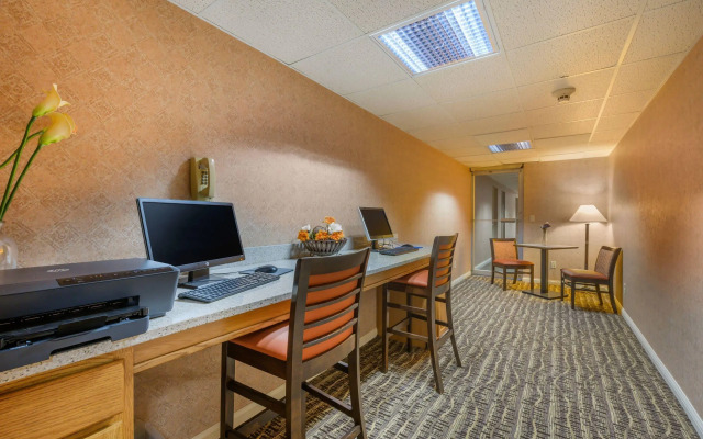 Econo Lodge Inn & Suites Triadelphia - Wheeling