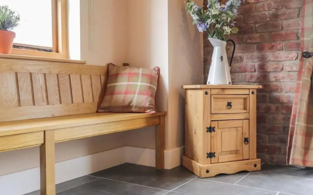 Cosy Barn - Sleeps 8, Hot Tub & Countryside Views