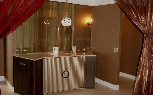 Love Boat SPA Motel