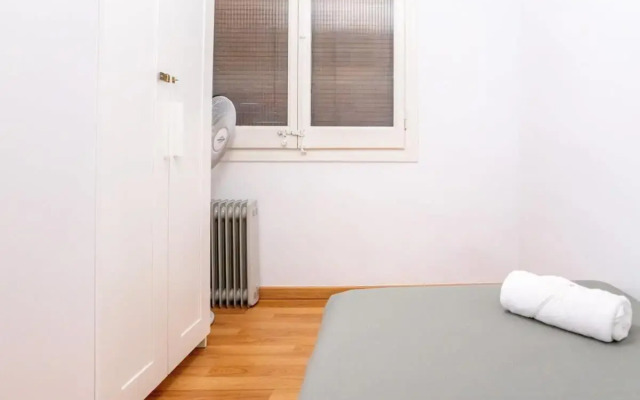 Bright and modern 4BD with terrace near Arc de Triomf