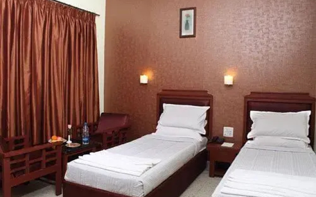 Hotel Dee Cee Manor