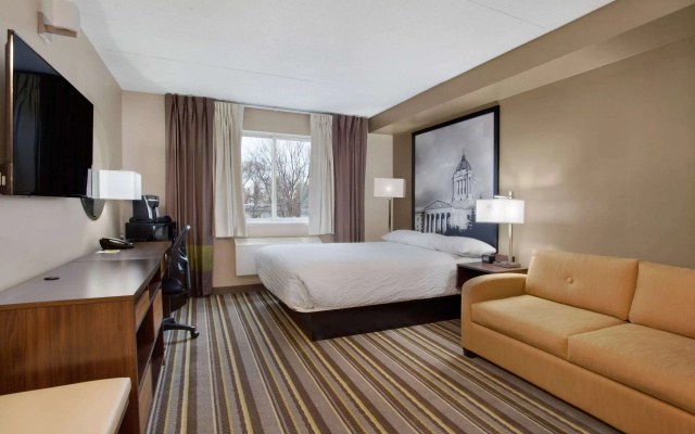 Super 8 by Wyndham Winnipeg West