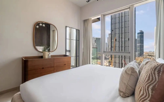 1 BR Apt Luxury at Burj Crown
