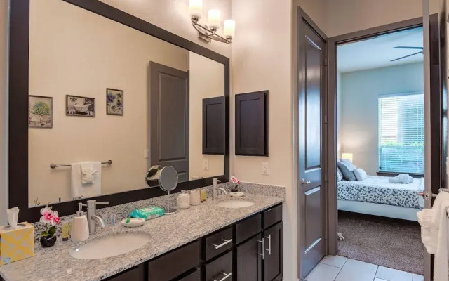 Beautiful & Modern Memorial Home - Near Everything