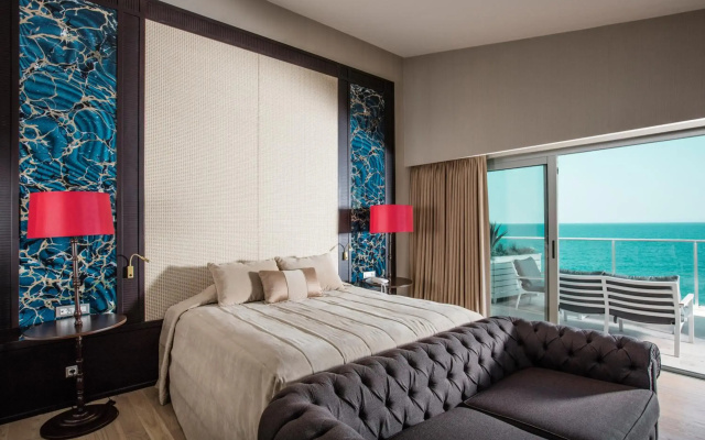 Charisma De Luxe Hotel