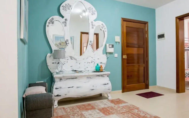 Luxury 3BR Apartment by the Sea, Prime Location
