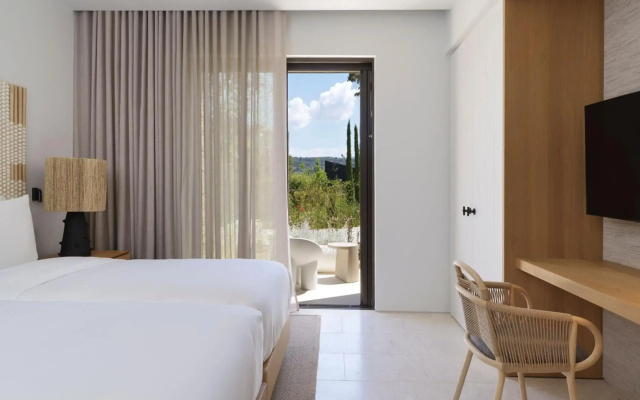 W Costa Navarino