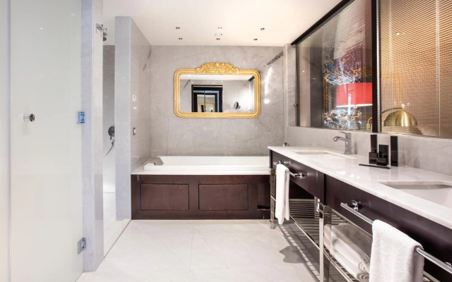 Charisma De Luxe Hotel