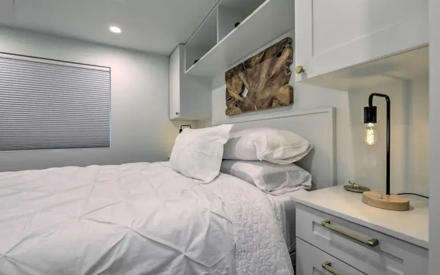 Aspen Condo w/ Mountain Views & Ski Access!