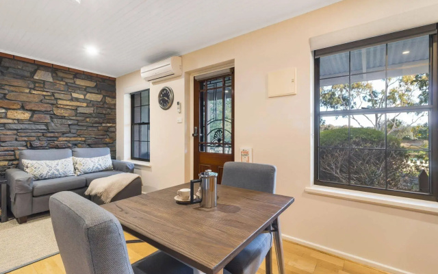Stonewell Cottages & Vineyards