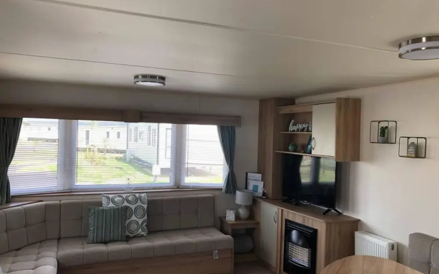 Lovely 3-bed Caravan With Hot Tub in Lincolnshire