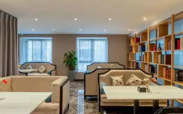 Rezen Select Hotel (Kaili City  Center Wanda Plaza)