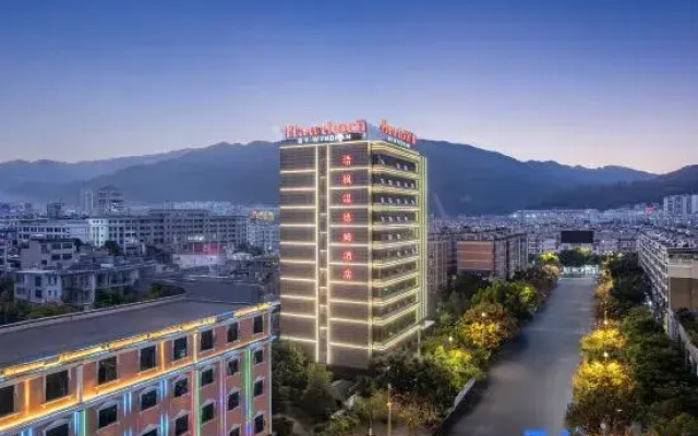 Haofeng Wyndham Hotel (Lincang Municipal Government Yulong Lake Park)