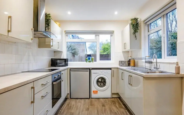 Gloucester-5 Bed Home for Work & Leisure