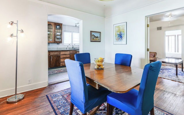 Near Restaurants + Light Rail: Phoenix Getaway!