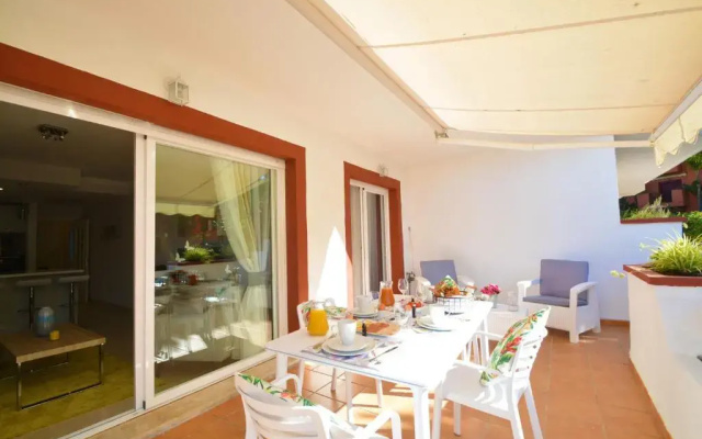 Luxury beach side apartment in Marbella Playa