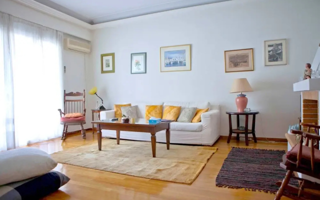 Warm & Homely Ambience in Spacious Apartment