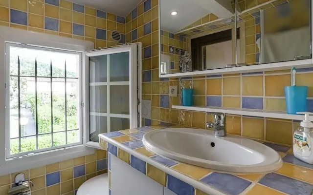 Classy Holiday Home with Swimming Pool, BBQ, Terrace, Garden