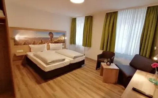 Gasthof Hotel Weinbau "Zum Goldenen Ochsen"