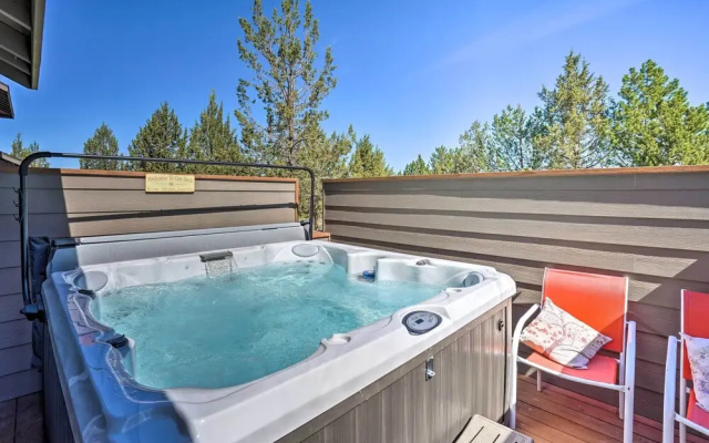 Pet-friendly Townhome w/ Hot Tub in Redmond!