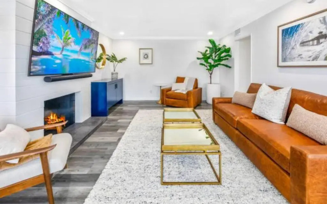 LuxuryTownhome.3Blks2Beach.E-Bikes.75”4kTV