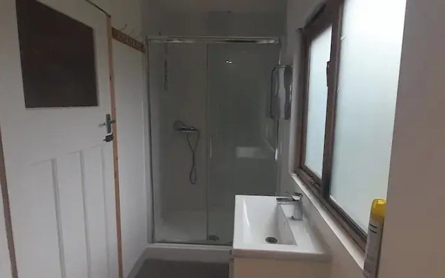 4 Guests - Pet Friendly - 13 min to the Beach