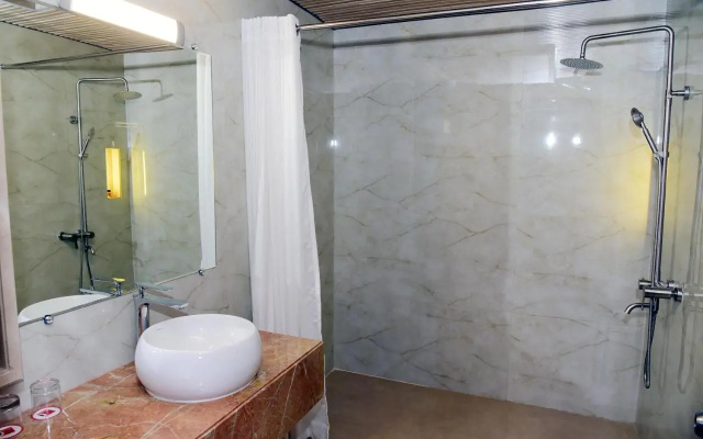 Om Clarks Inn Raebareli