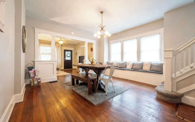 Spacious Duplex for 14 in Downtown