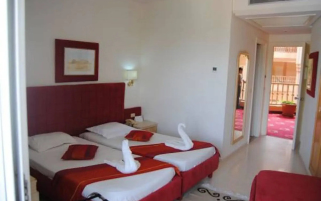 Palmyra Golden Beach Families and Couples
