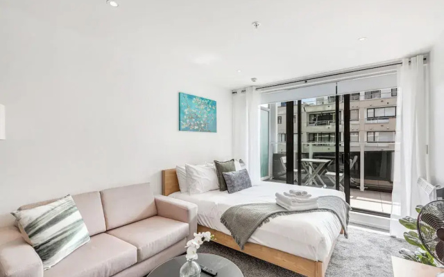 Central studio + private balcony by Zodiak Stays
