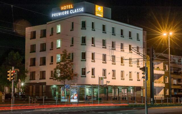 Отель Motel One Duesseldorf City вид на фасад